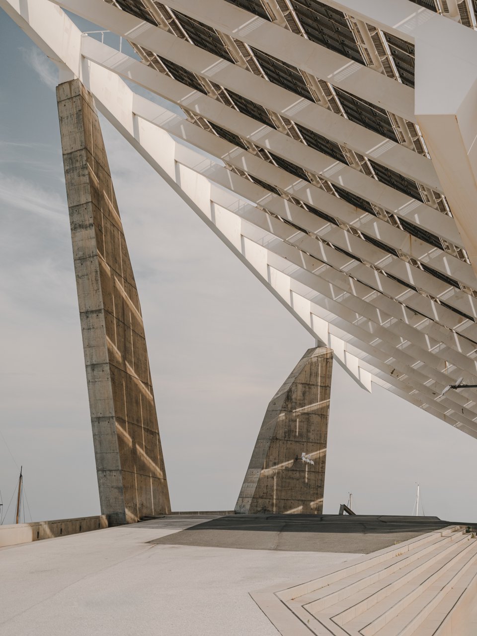 Detall de la part inferior de la placa fotovoltaica al Parc del Fòrum