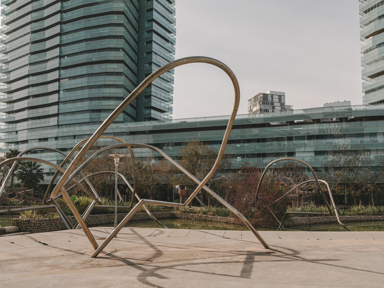 Estructura de ferro  i llac al Parc Diagonal Mar