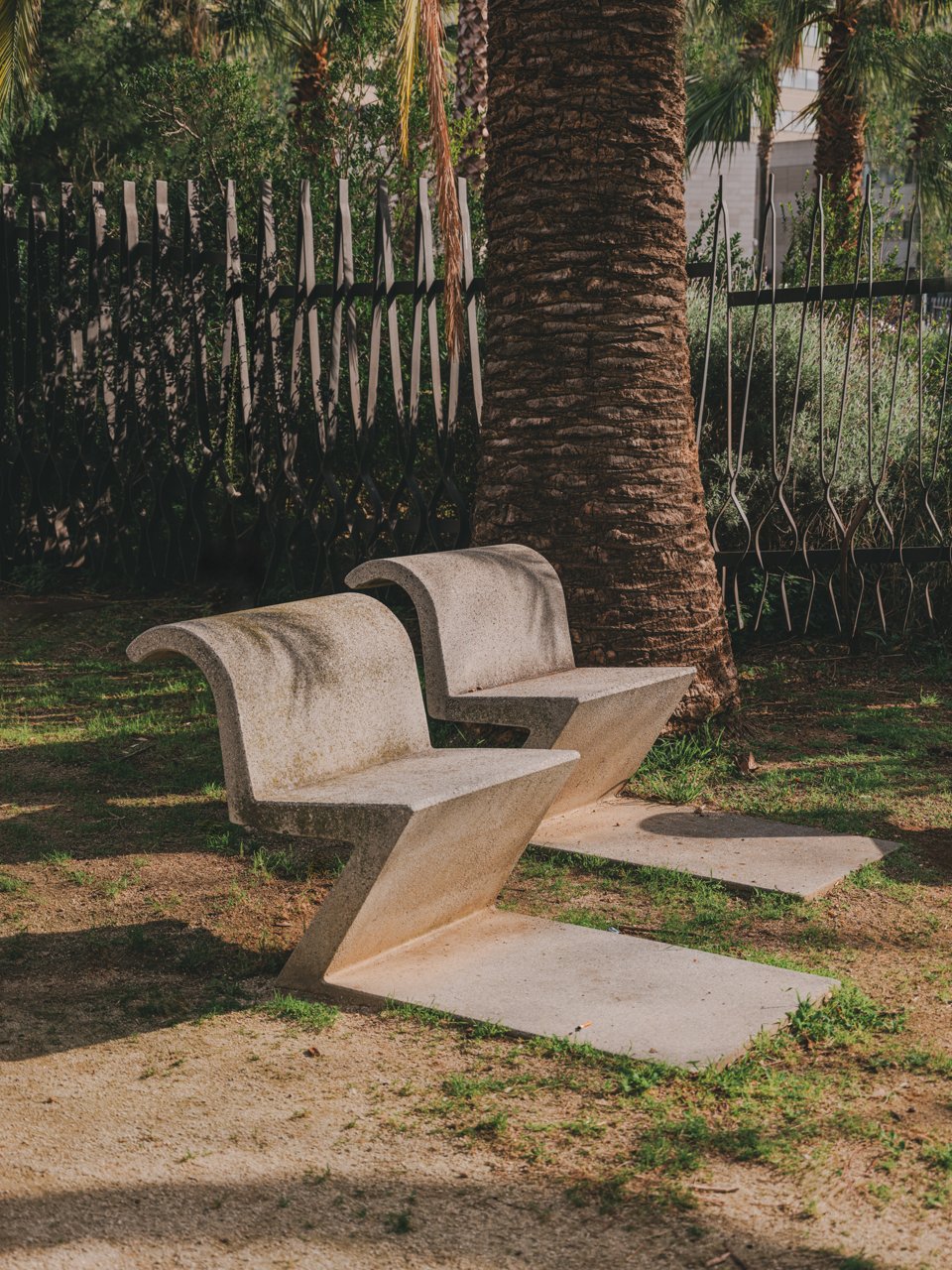 Dues cadires de formigó al Parc Diagonal Mar