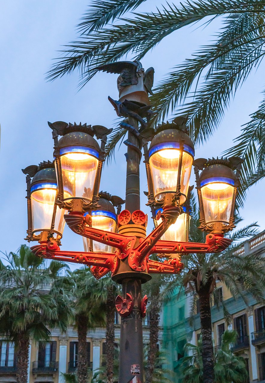 Fanal il·luminat contra cel