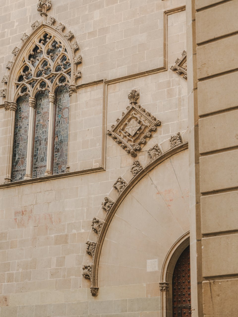 detall d'una porta lateral de l'Ajuntament de Barcelona