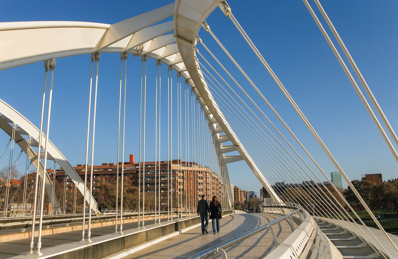 2 persones caminen sobre el Pont de Bac de Roda