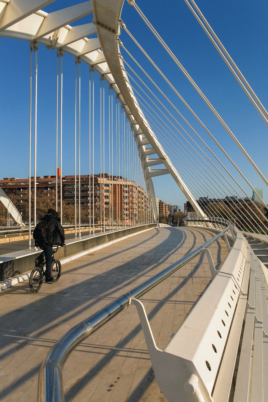 Una persona va en bicicleta pel Pont de Bac de Roda
