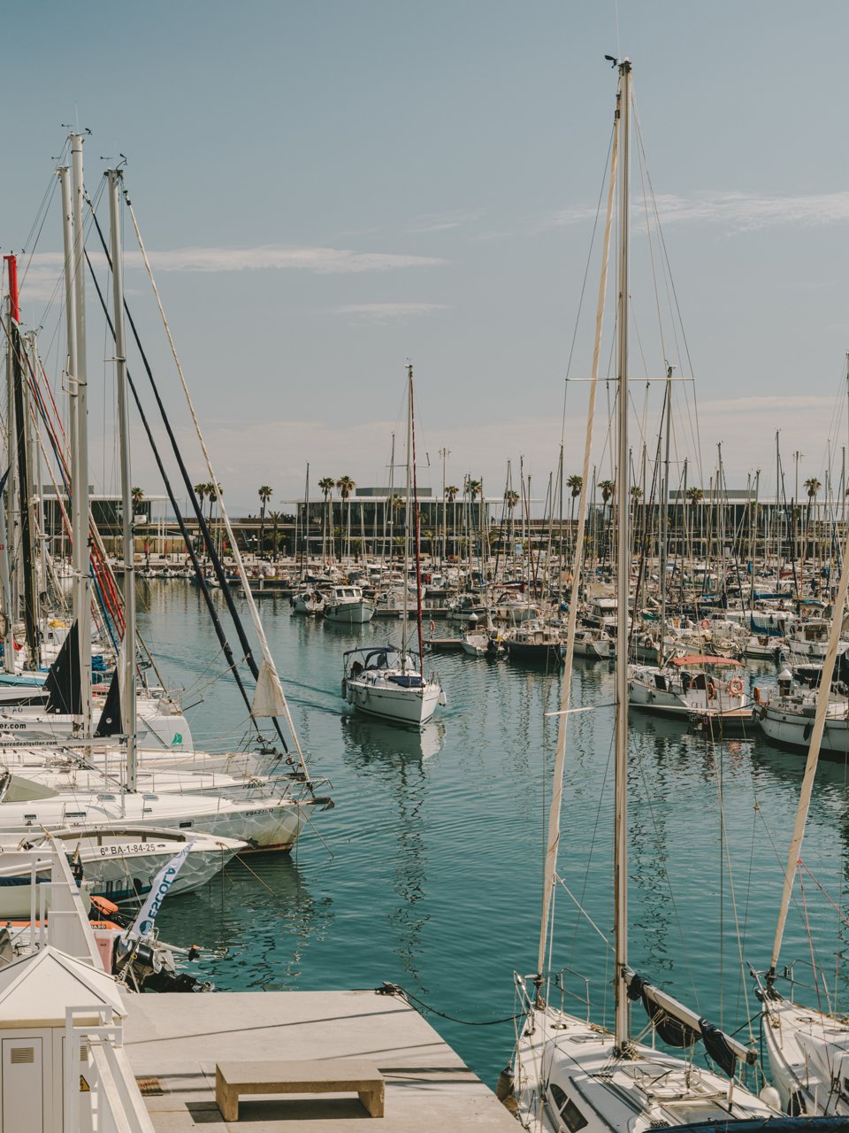 Vista general del Port Olímpic amb un vaixell recreatiu