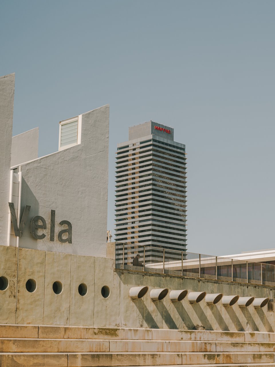 Rètol Escola de Vela i Torre Mapfre al fons