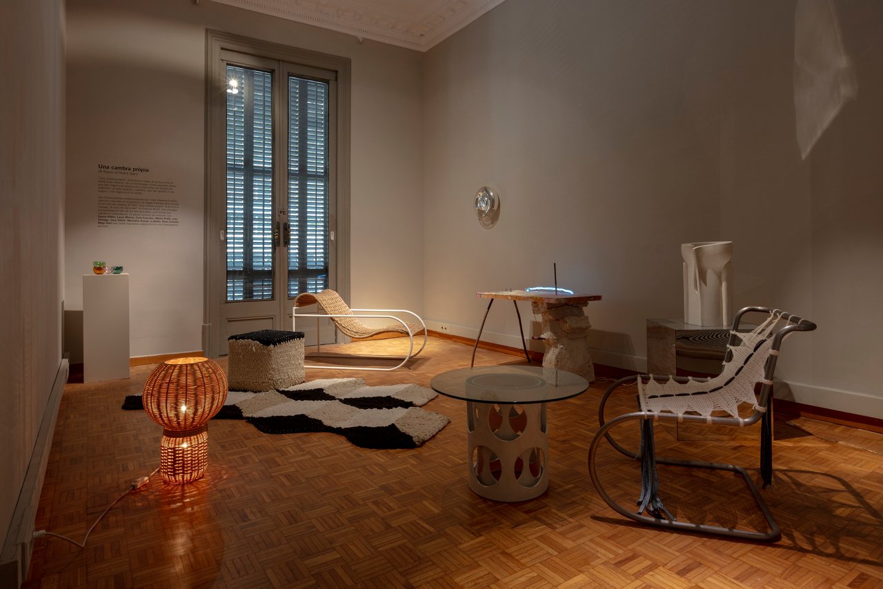Sala d'exposicions amb l'expo "Una cambra pròpia"