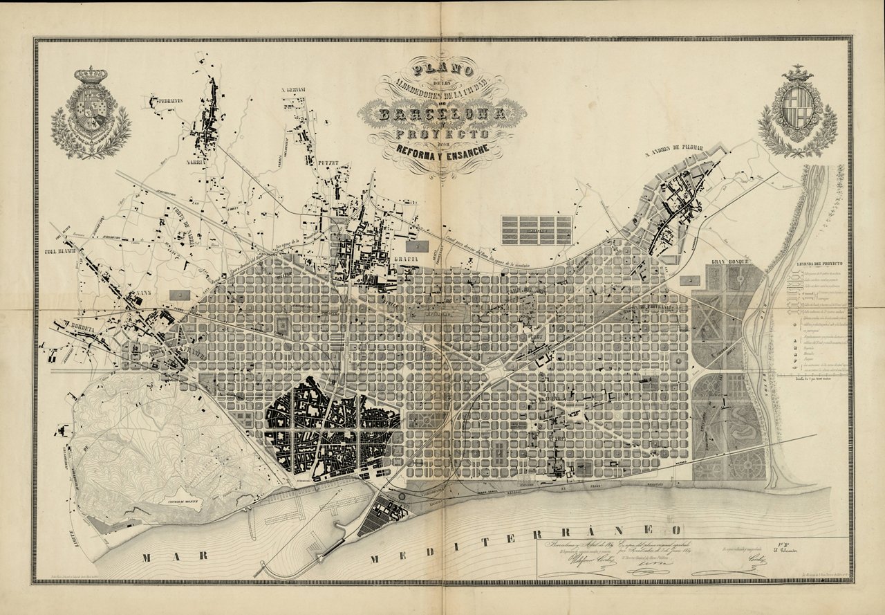 Pianta del Pla Cerdà. La città vecchia è rappresentata a sinistra, con un tracciato irregolare e denso, in contrasto con la nuova griglia ortogonale delle strade dell’Eixample che si estende verso destra e verso l’interno. La pianta include viali principali più ampi, diagonali evidenziate e spazi riservati a servizi e attrezzature. Nella parte inferiore si legge “Mar Mediterráneo”, che indica la linea di costa, con il porto disegnato. In alto compaiono elementi decorativi e stemmi, oltre ad annotazioni e legende tipiche di una pianta urbanistica del XIX secolo. La carta è ingiallita.