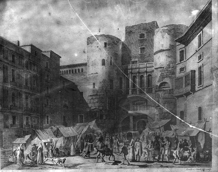Gravat de la Plaça Nova i una de les portes antigues de Barcelona, en blanc i negre. La plaça està presidida per una gran construcció fortificada amb torres cilíndriques i els murs de pedra de la muralla.Hi ha un mercat a l’aire lliure amb tendals i parades, envoltat de gent que compra, ven o conversa. S’hi veuen figures amb vestimenta d’època, animals com gossos i cavalls, i edificis alts i estrets que tanquen l’espai pels laterals.