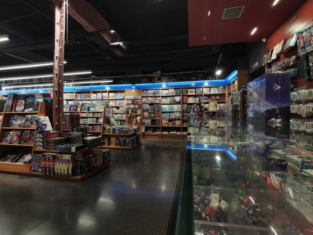 Interior llibreria Gigamesh 