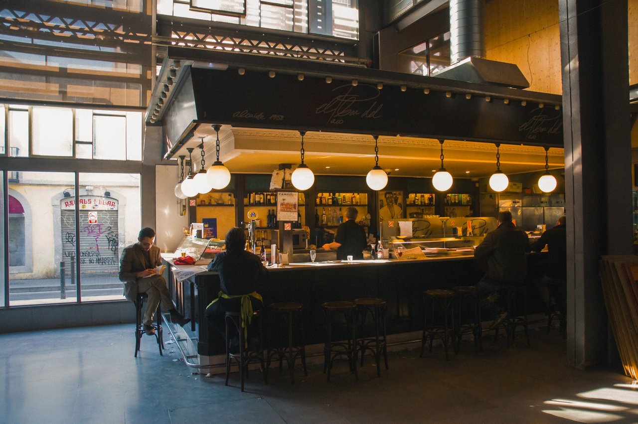 Cafè dins del Mercat de la Barceloneta 