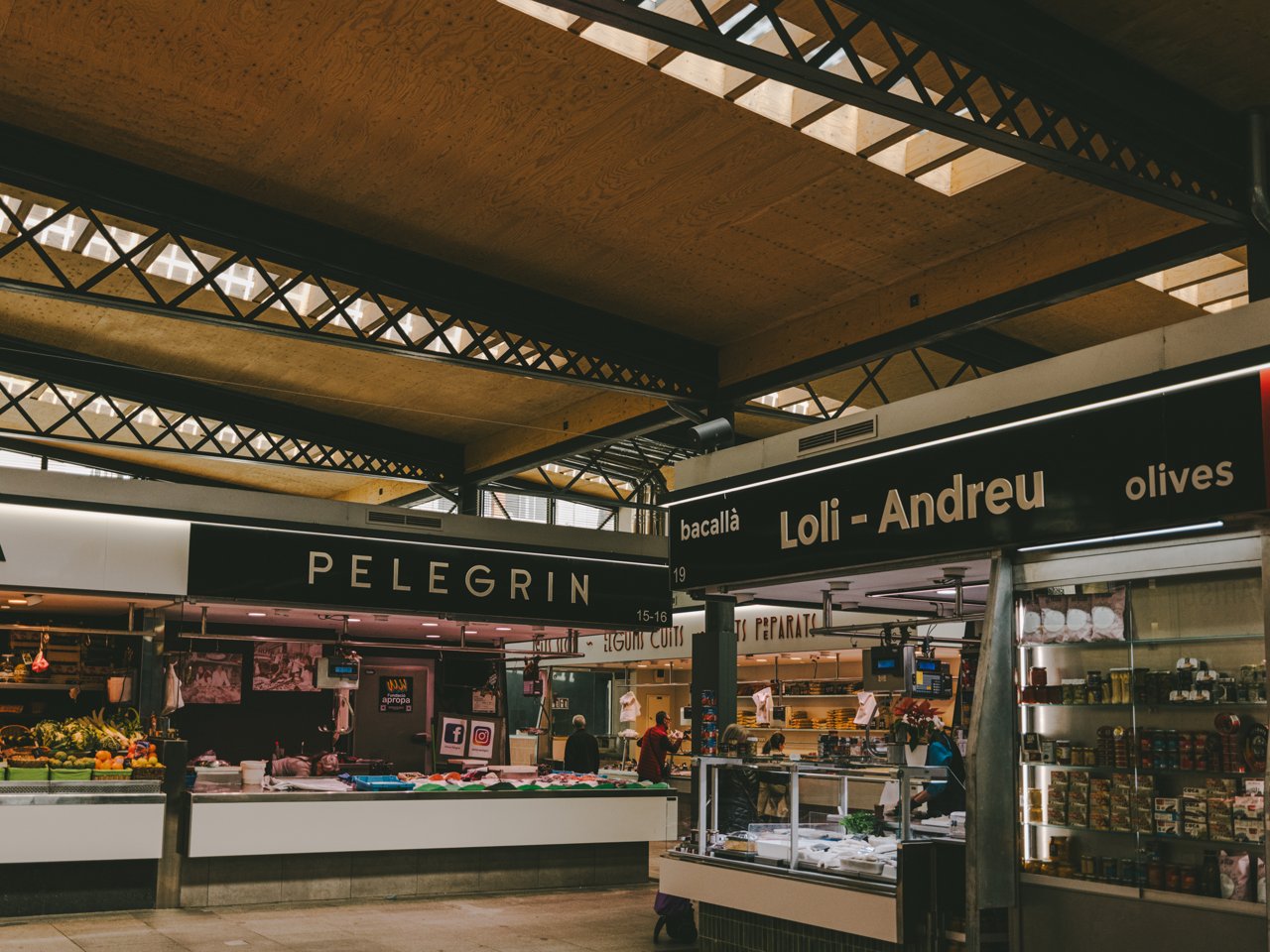 Vista de diverses parades a l'interior del mercat