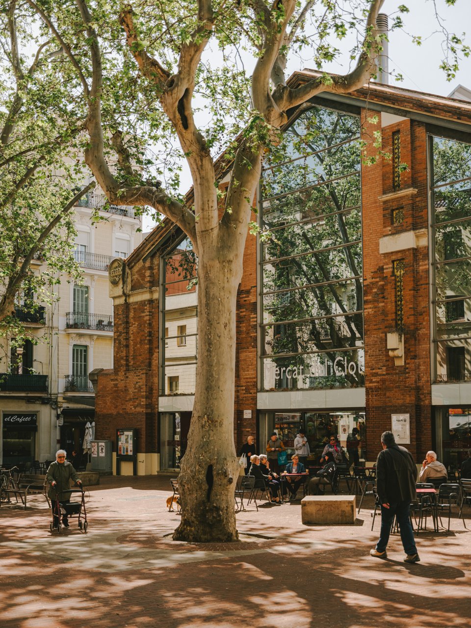 Taules a l'exterior del Mercat 