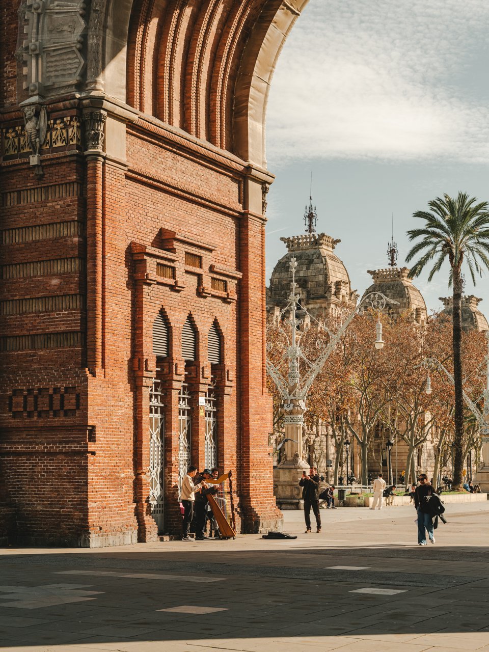 Músic a l'Arc de Triomf