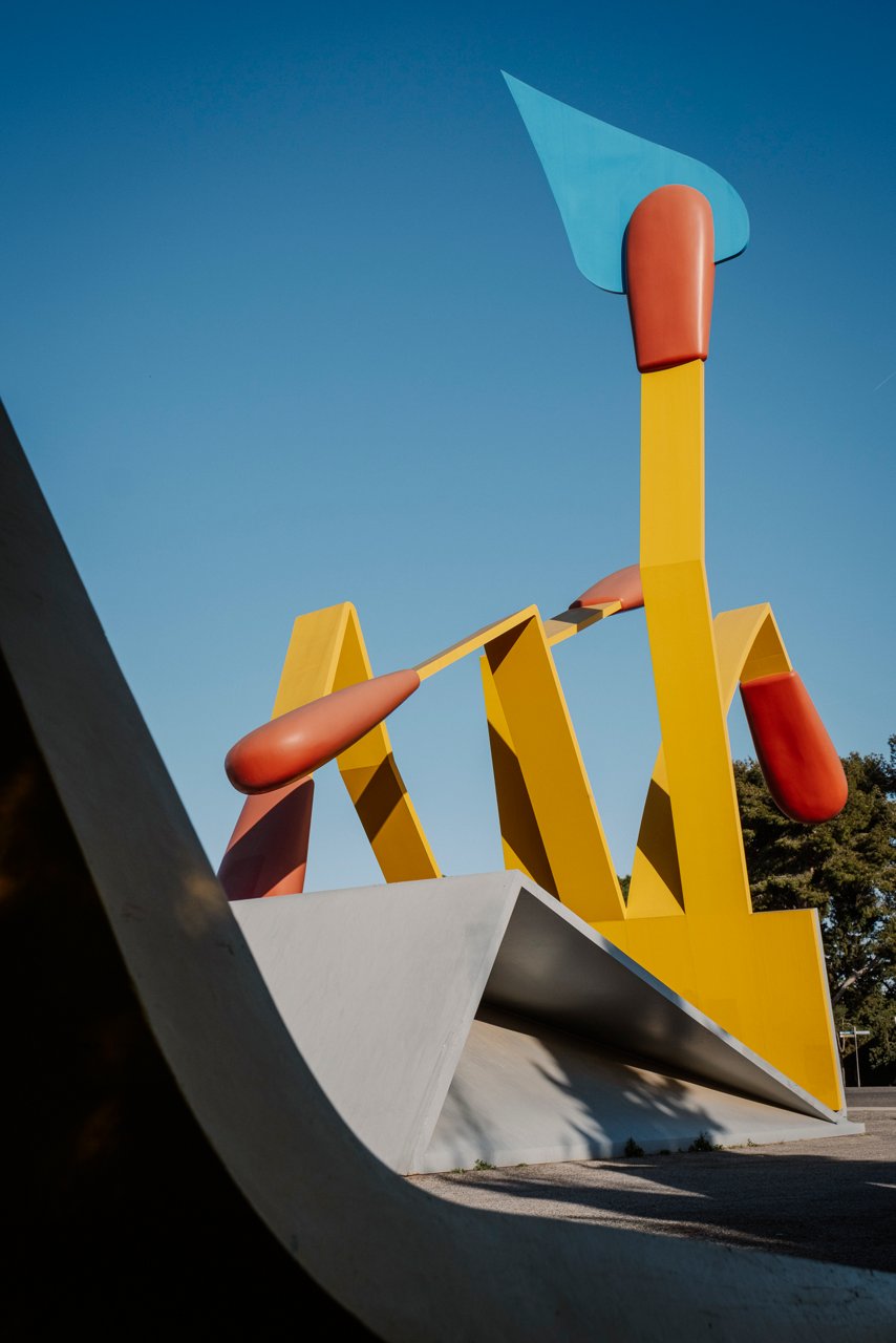 Escultura contra cel blau