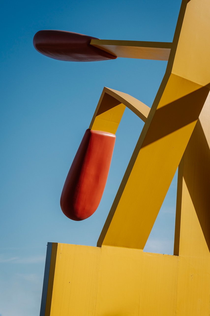 Escultura contra cel blau