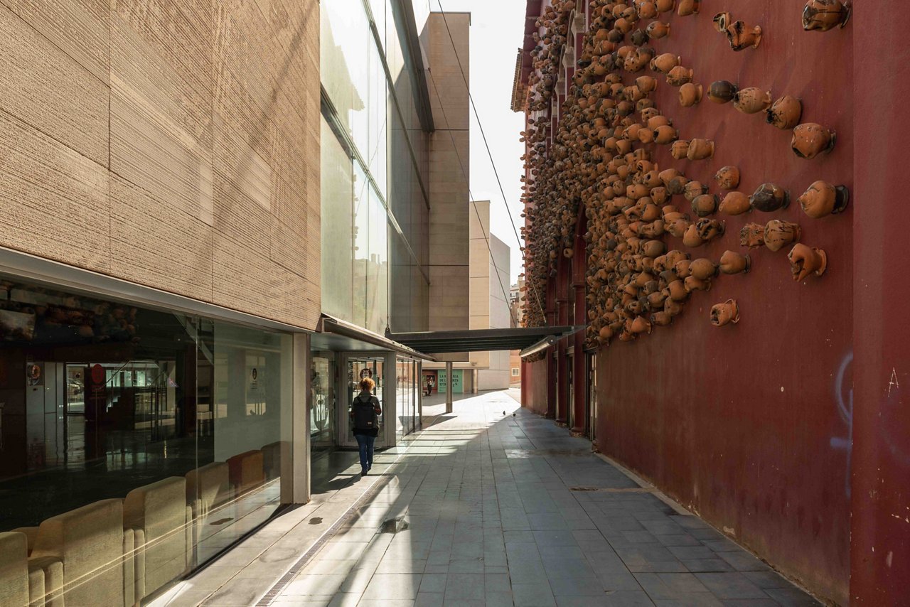 Mural de les Olles davant l'Institut del Teatre