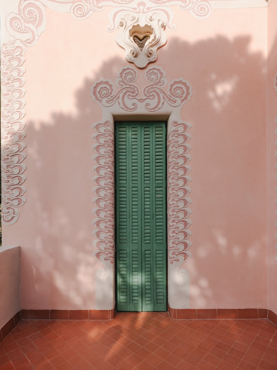 Porta i decoració Casa Museu Gaudí