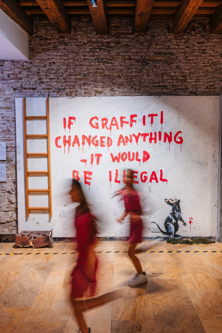 If graffiti changed anything - it would be illegal a la sala d'exposicions 