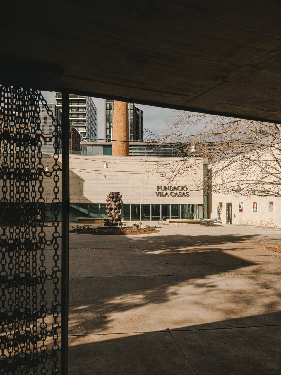 Vista de la façana principal des de l'entrada al recinte del Museu