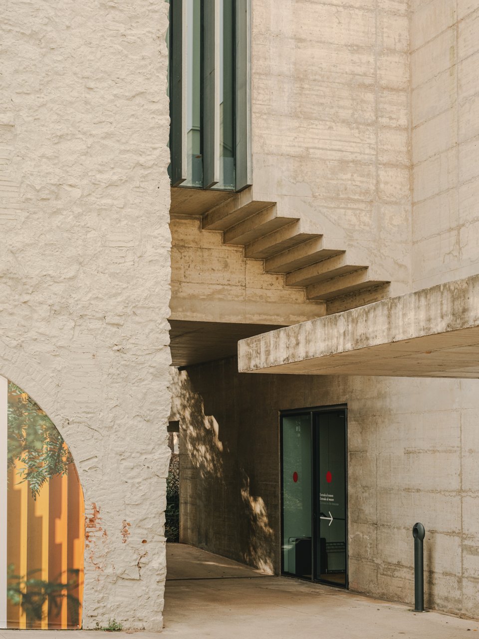 Contrast textures parets antic i nou a l'exterior del Museu
