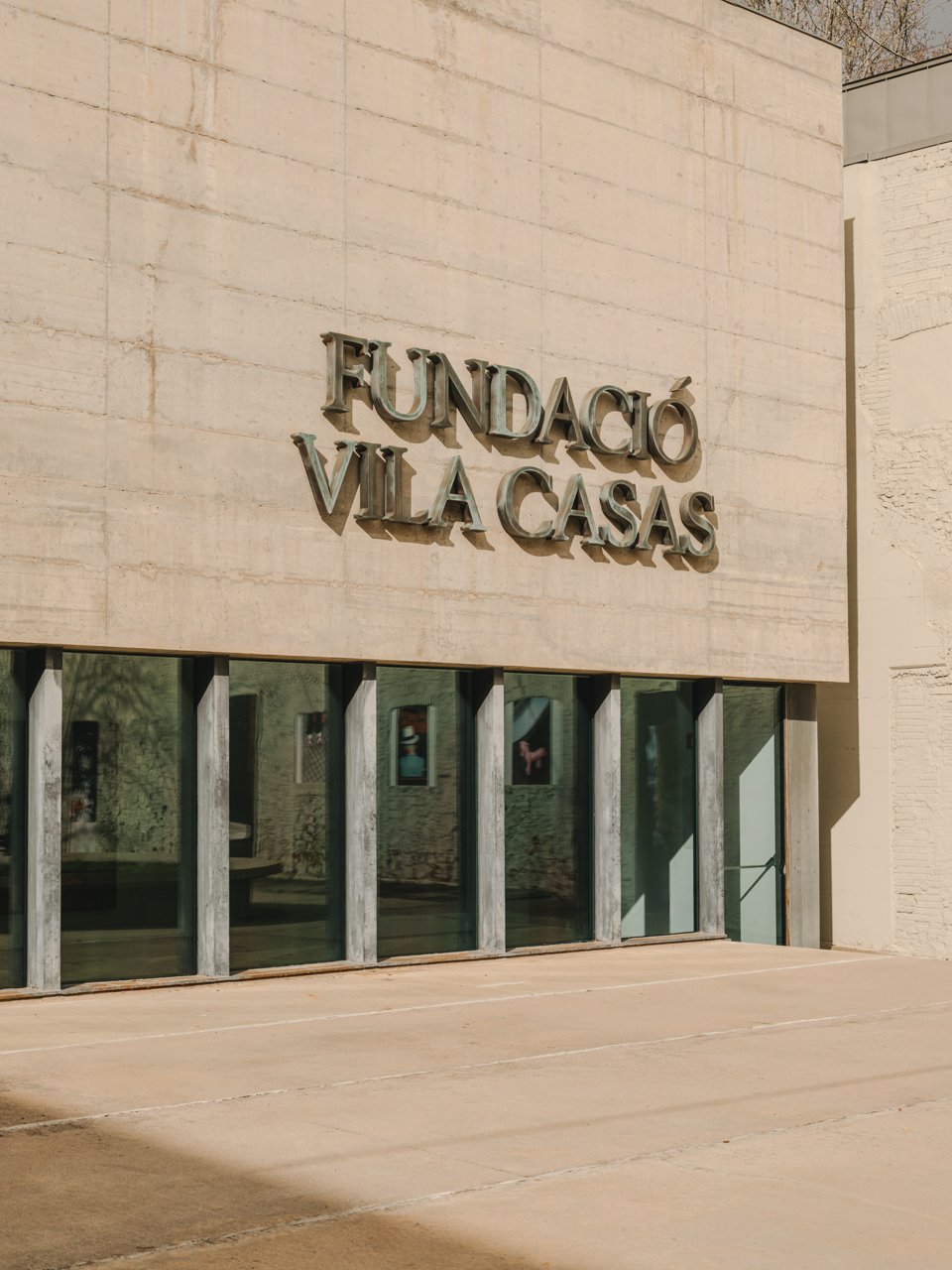 Nom de la Fundació Vila Casas a la façana principal del Museu