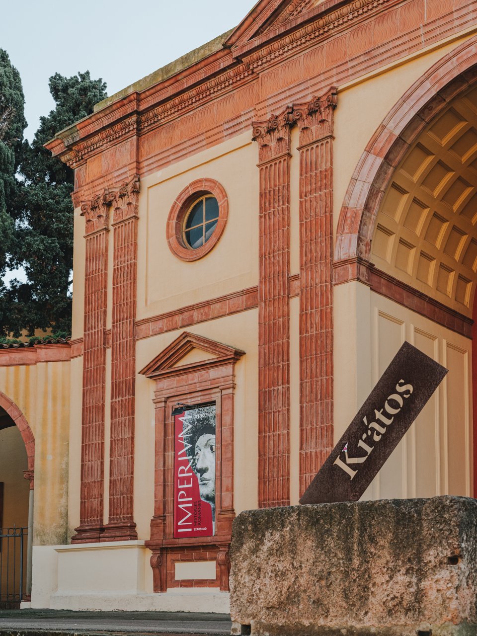 Façana a l'esquerra de la porta d'entrada