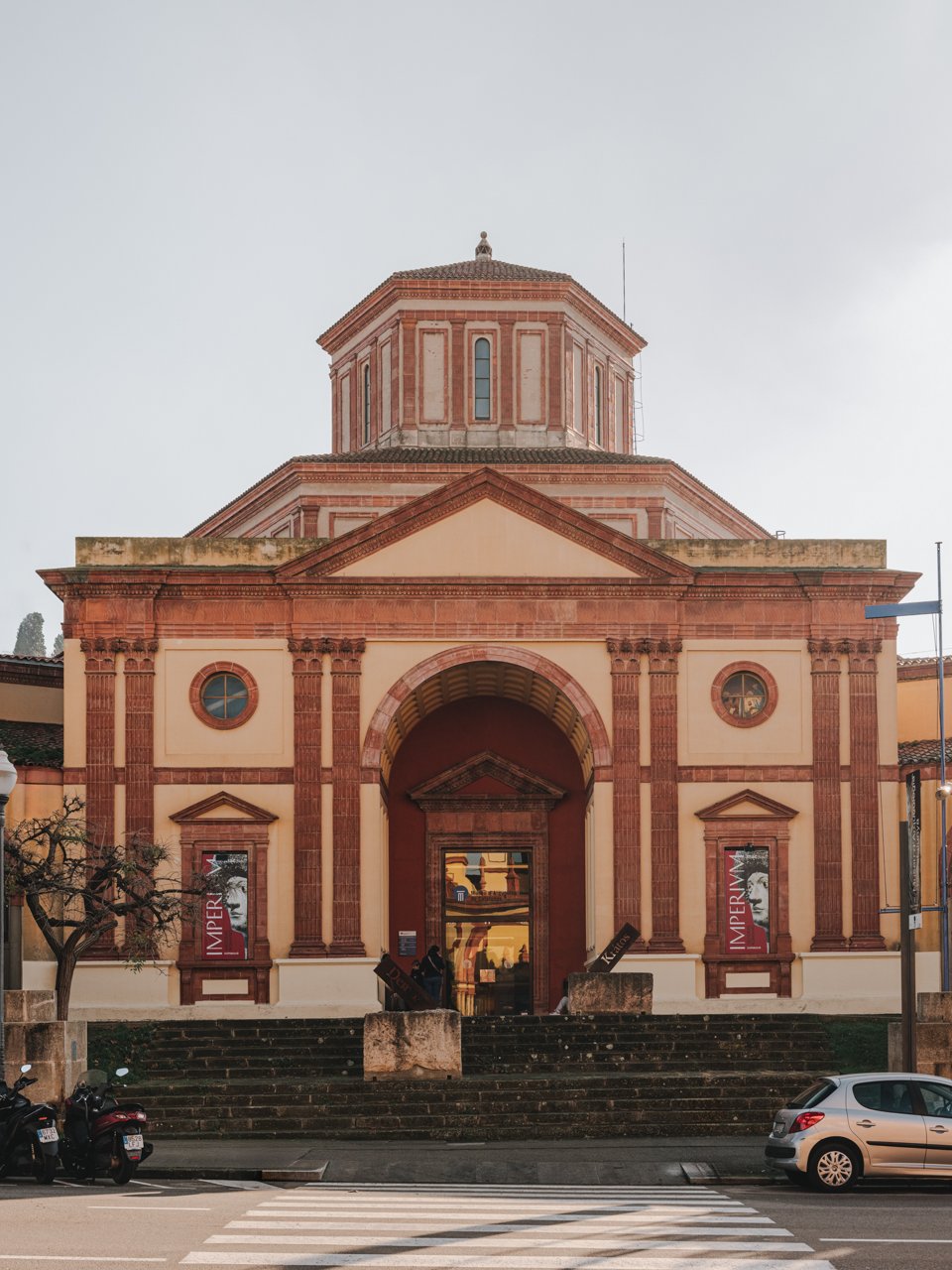 Façana principal des del Passeig de Santa Madrona