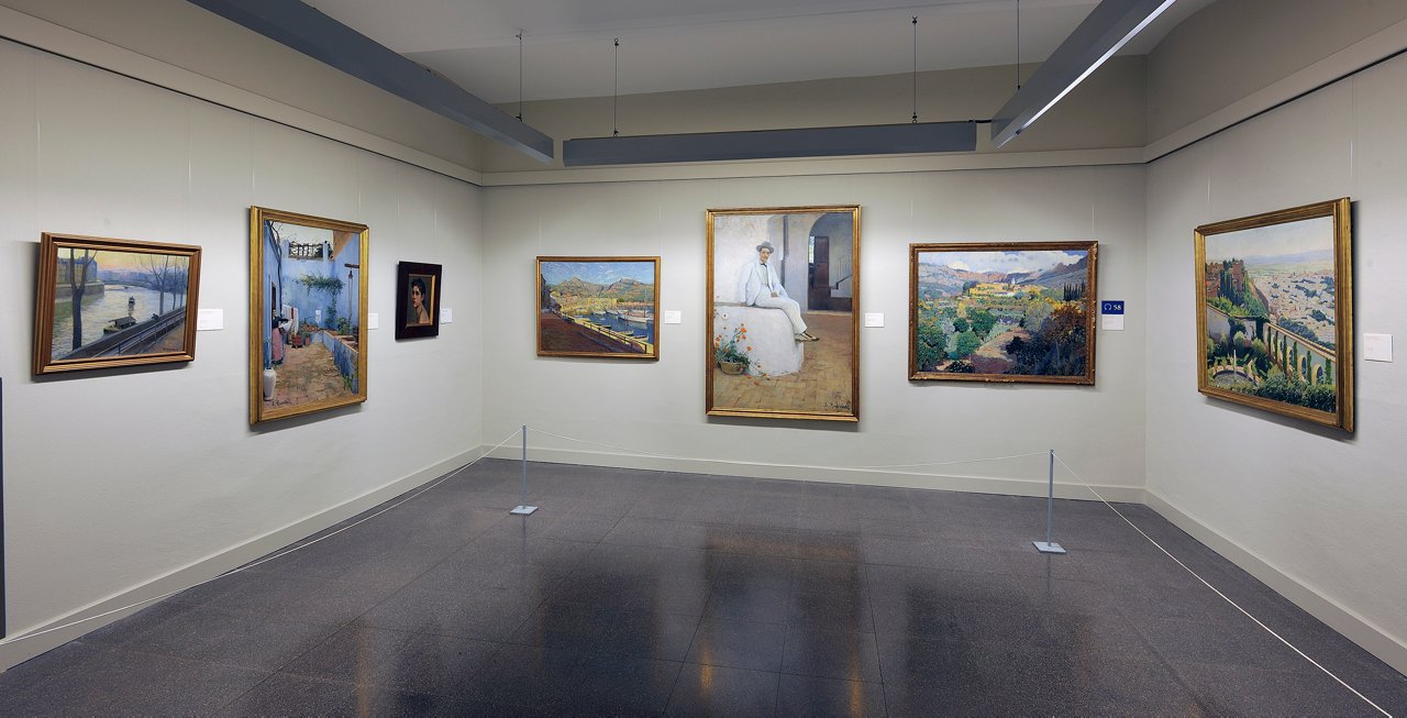 Sala d'exposicions amb quadres