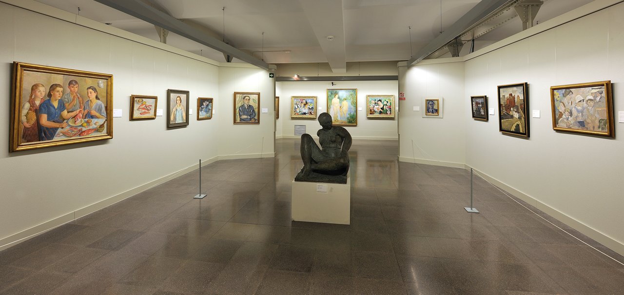 Sala d'exposicions amb una escultura al mig