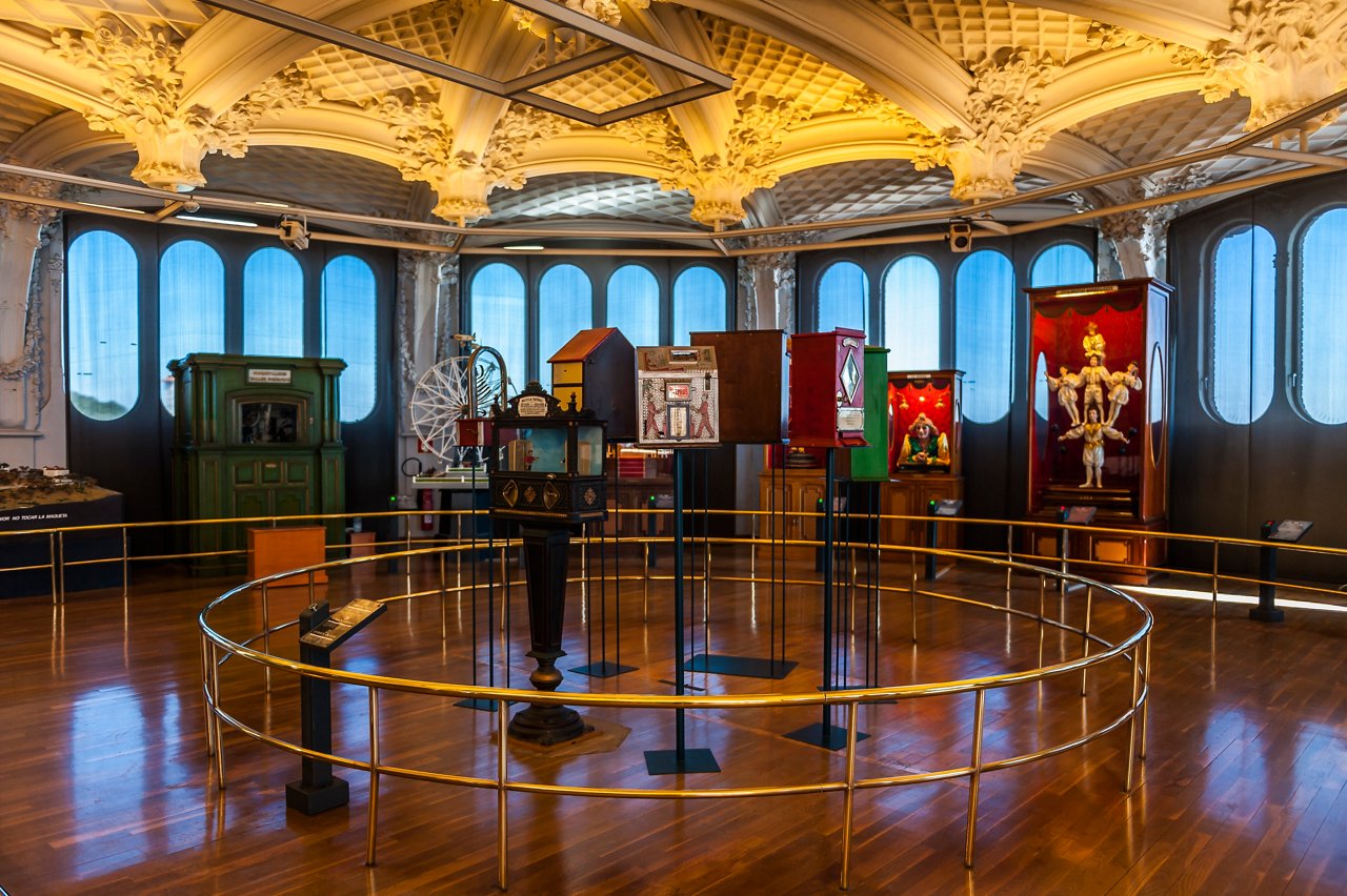 Pla general de la sala d'exposicions amb llum de les finestres