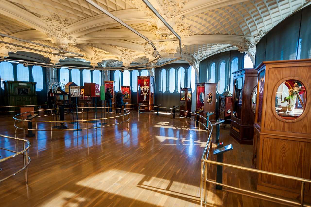 Pla general lateral de la sala d'exposicions