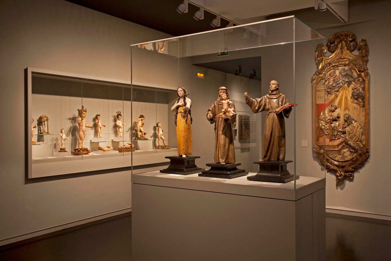 Sala d'exposicions amb escultures