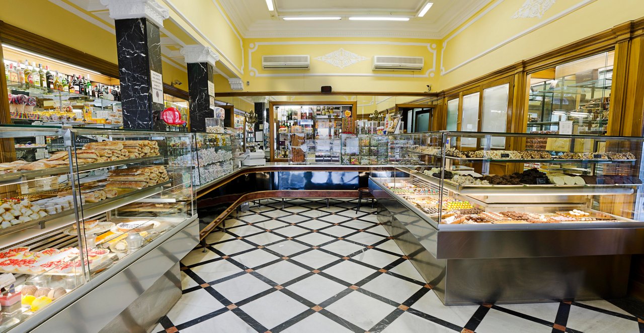 Vitrines plenes amb pastissos i entrepans