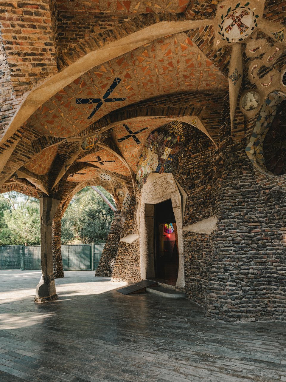 Detall de l'entrada a la cripta Gaudí a la Colònia Güell