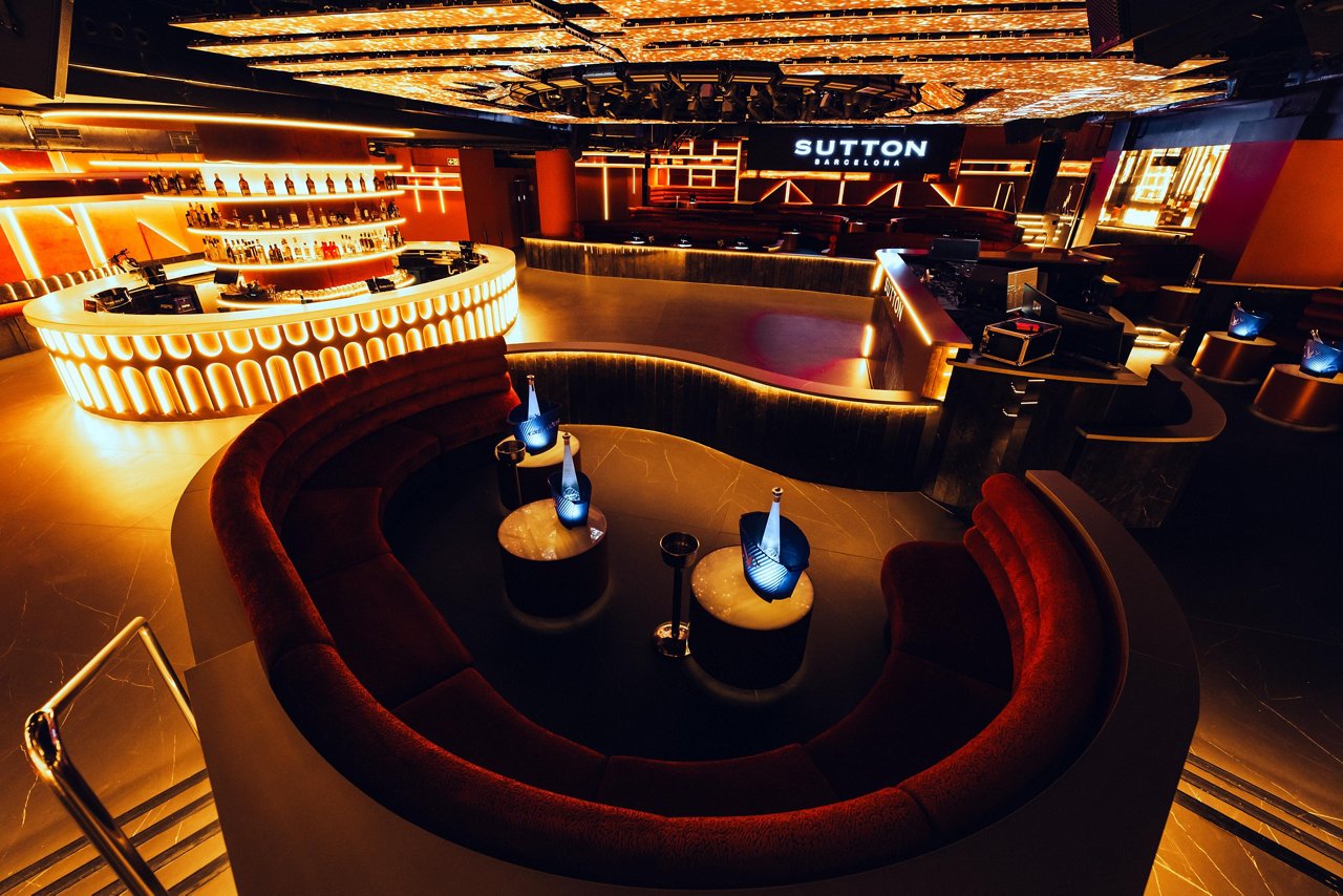 Tres taules dins de sofà en cercle a la sala 