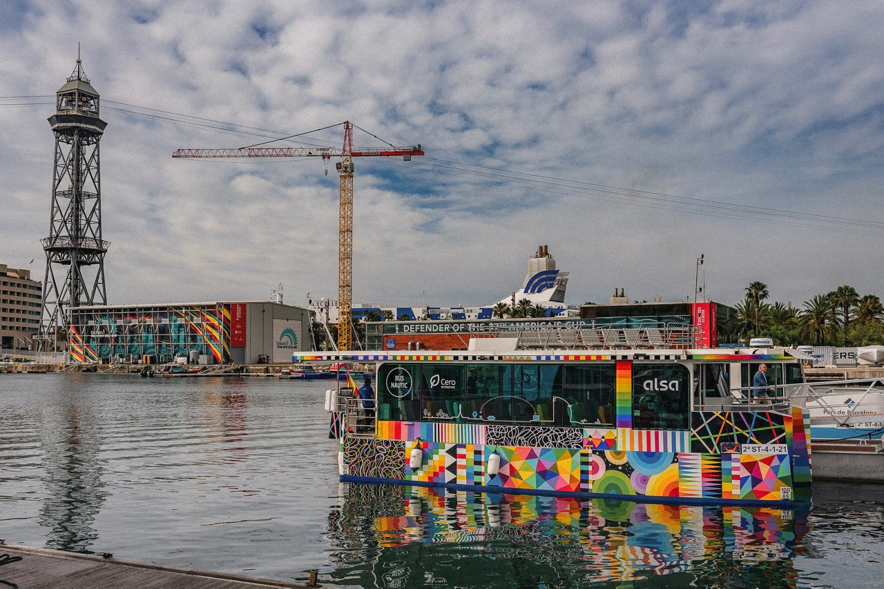 Bus nàutic elèctric a les Drassanes que fa la ruta de connexió amb la Barceloneta