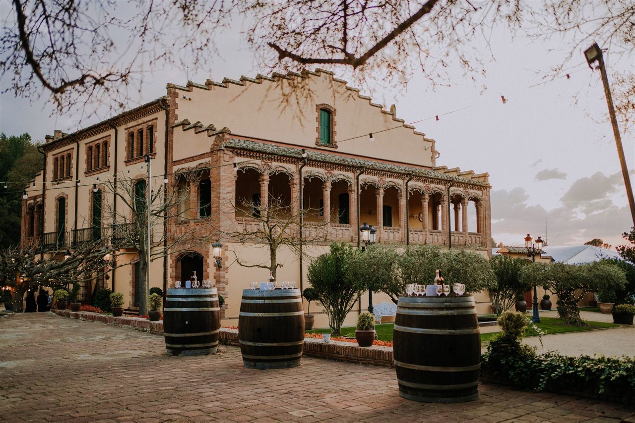 Barriques davant d'una masia
