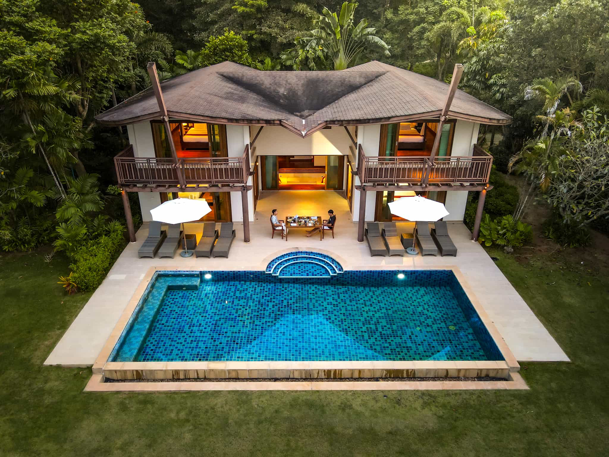 Gedeckter Tisch in privatem Bungalow auf Coconut Island in Phuket.