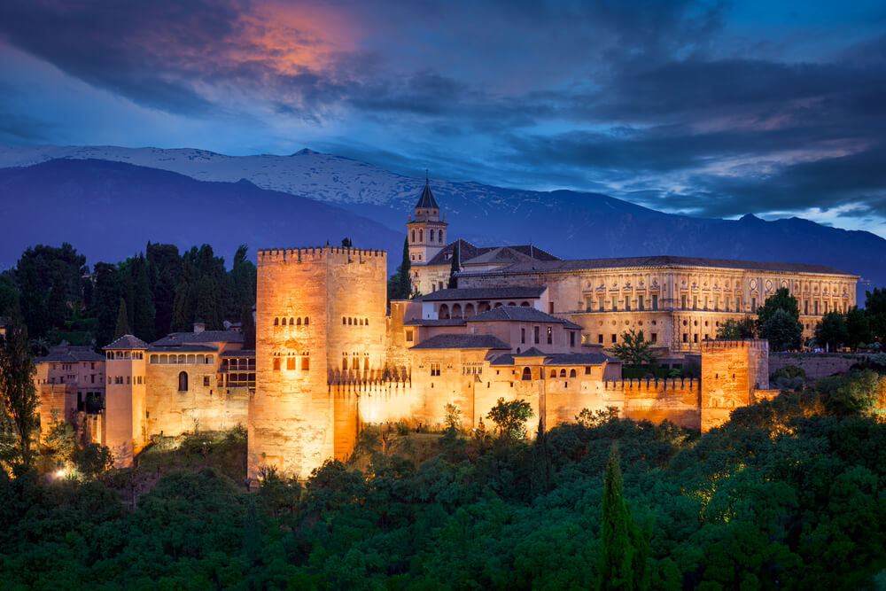 Die Alhambra in Granada bei Nacht.