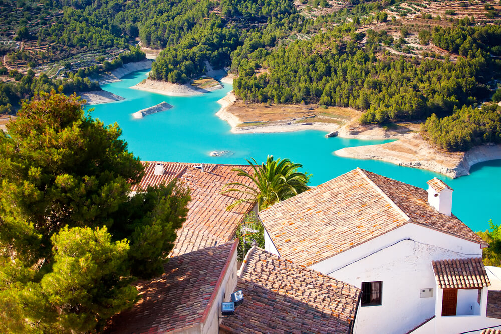 Costa Blanca Urlaub: der Stausee von Guadalest aus der Höhe vom Dorf aus gesehen