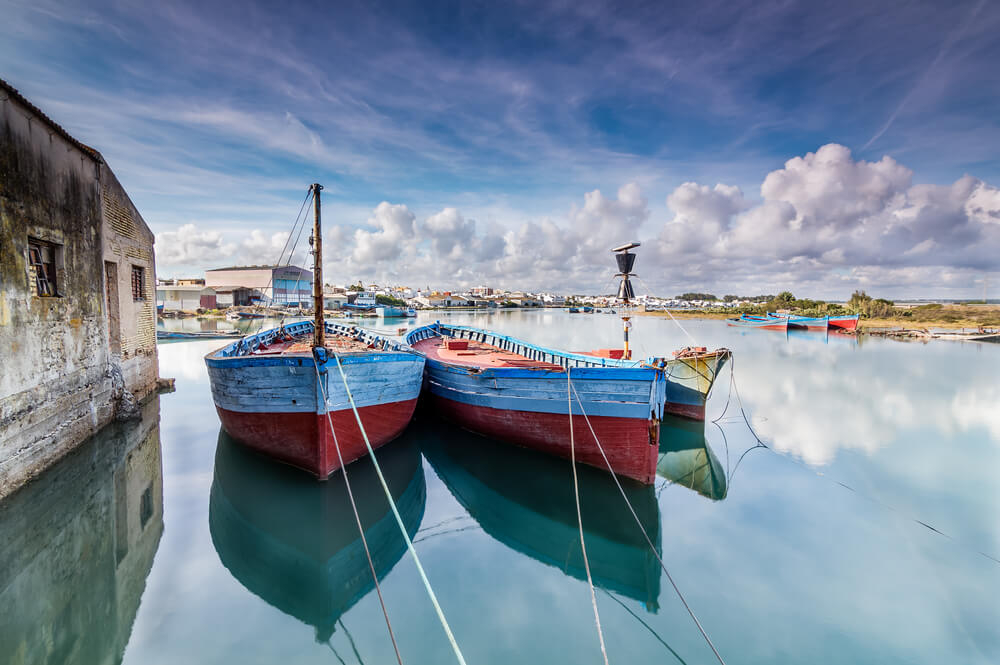 Kleine, bunte Fischerboote für den Thunfischfang im Wasser.