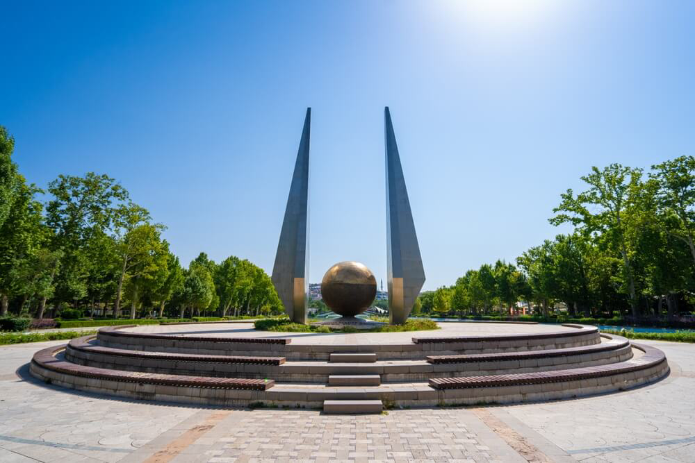 Abstrakte Skulptur in einem Park in Ankara.