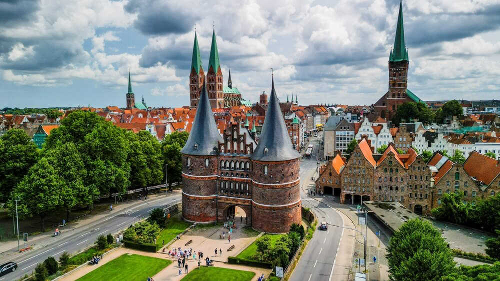 Die Hansestadt Lübeck aus der Vogelperspektive mit dem Holstentor.