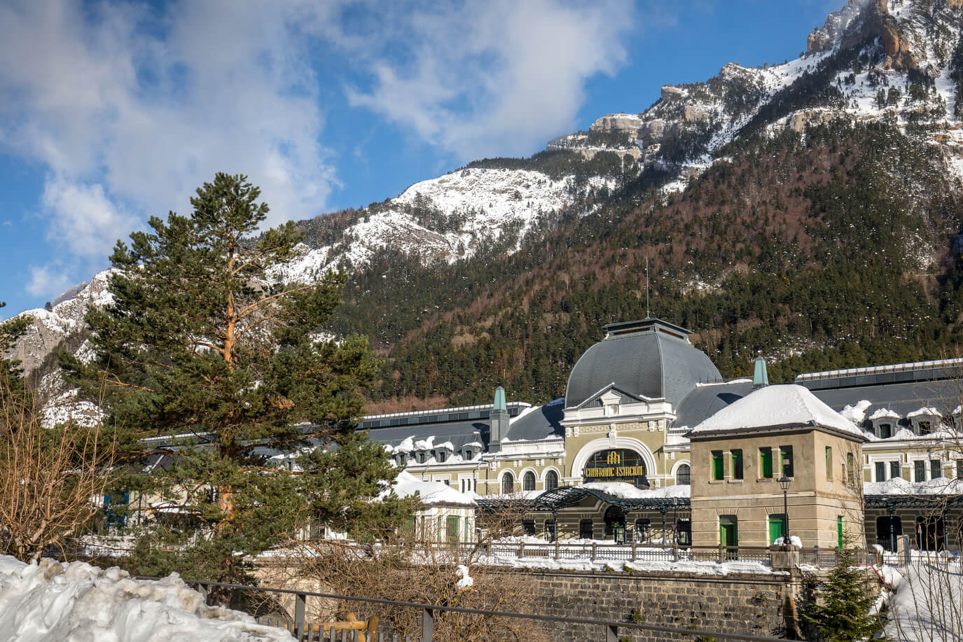 Bahnhof Canfranc mit Bergen im Hintergrund.