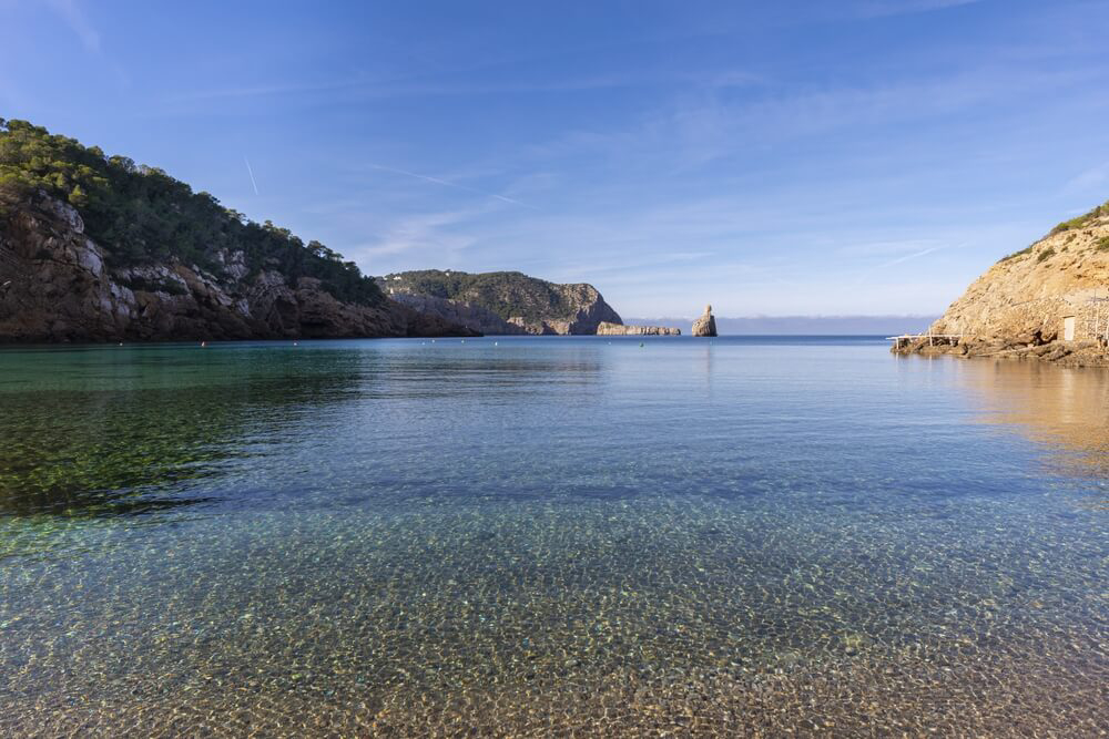 Cala de Benirràs mit ihrer markanten Felsinsel im Wasser