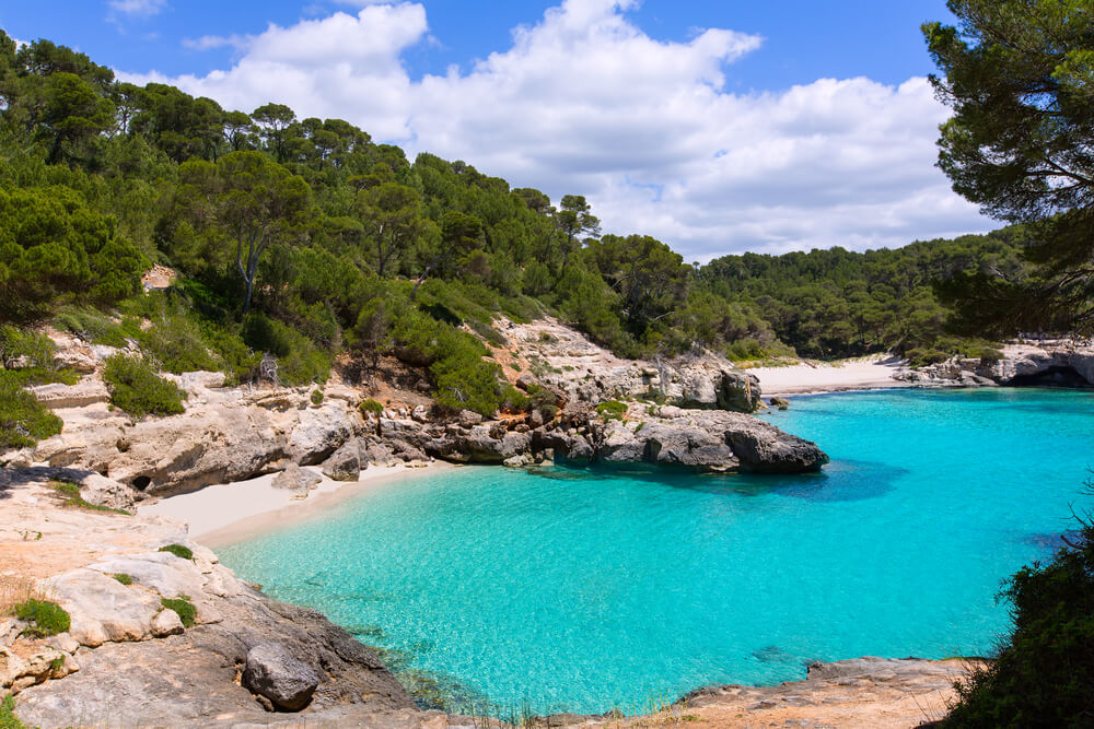 Cala Mitjana: ein durch Felsen zweigeteilter Strand