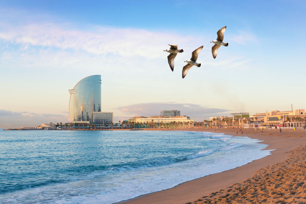 Platja de la Barceloneta in der Dämmerung.