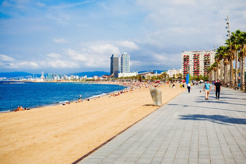 Die Strandpromenade von Barceloneta in Barcelona im Sommer.