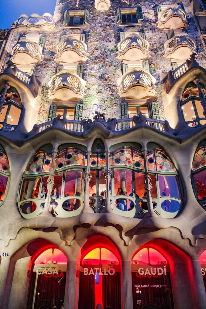 Beleuchtete Fassade der Casa Batlló in Barcelona.