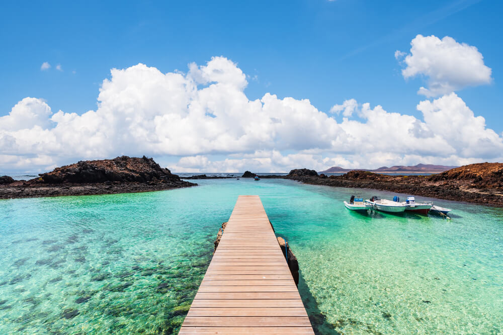 La Concha Beach, Isla de Lobos: Crystal clear water and a boardwalk with volcanic rocks at the side